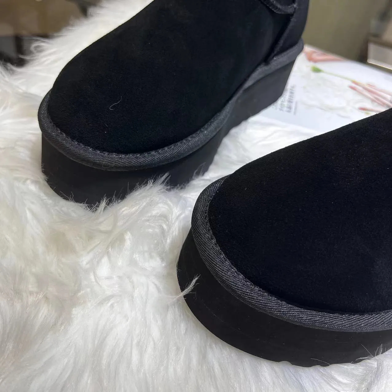 💰520 UGG sheepskin all-in-one snow boots. The official website synchronizes the new autumn and winter women's classic mini (thick sole) short snow boots 1134991, three-layer combination thick sole 5 cm, lightweight and non-slip, suede upper, 17 mm real wool lining, comfortable and casual, simple and fashionable! Color: Maroon Black Military Green Chocolate Size: 35-41